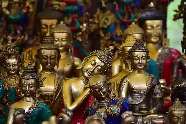 tibetan-handicraft-statue-famous-things-to-buy-in-leh-travelwithroosh